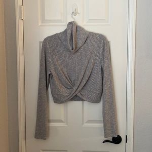 Gray long-sleeved cropped turtleneck